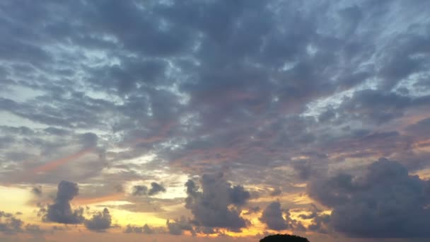 Nuvens Vista Aérea Estão Movendo Lentamente Céu Durante Pôr Sol — Vídeo de Stock