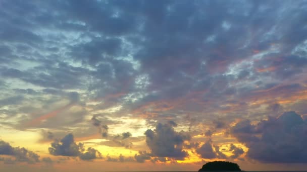 Nubes Vista Aérea Mueven Lentamente Cielo Durante Puesta Sol Playa — Vídeos de Stock