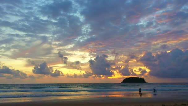 Nubes Vista Aérea Mueven Lentamente Cielo Durante Puesta Sol Playa — Vídeo de stock