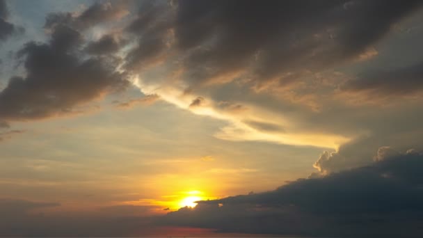 随着时间的流逝 巨大的云彩在海水上空向金色的落日飞去 海面上阳光普照的夜景 地平线全景戏剧性的暮色天空和云彩落日背景 自然录像 — 图库视频影像