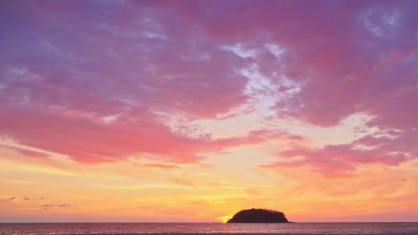Bunte Wolken Himmel Über Der Insel Abend Die Gelbe Sonne — Stockvideo