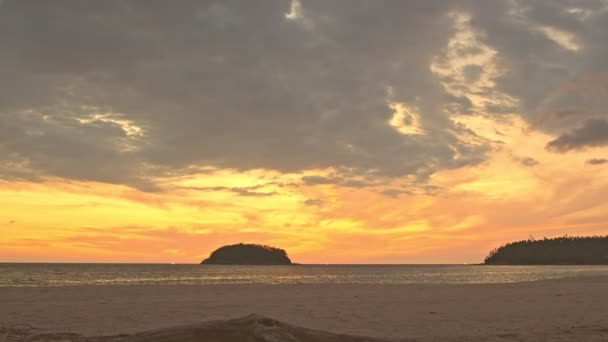 Красочные Облака Небе Над Островом Вечернее Время Желтое Солнце Красочном — стоковое видео