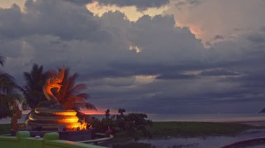 ..Karon Sahili 'nin ortasındaki Naka yılan heykeli tanrısı Phuket' in arkasındaki manzara Karon plajı geniş ve uzundur. Kum ve yüzmeye elverişli güzel plaj. Bulut manzarası arka planı..