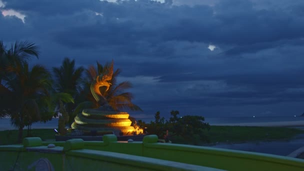 Karon Sahili Nin Ortasındaki Naka Yılan Heykeli Tanrısı Phuket Arkasındaki — Stok video