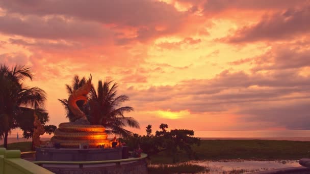 Karon Sahili Nin Ortasındaki Naka Yılan Heykeli Tanrısı Phuket Arkasındaki — Stok video