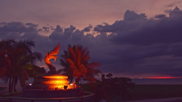 Adegan Matahari Terbenam Belakang Naka Dewa Patung Ular Tengah Pantai — Stok Video