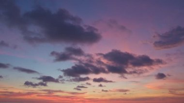 .Zaman su gibi akıyor, gün batımı manzarası doğanın inanılmaz ışığı bulutlar gün batımında güzel gökyüzünde hareket ediyor. Yüksek kaliteli video 4K doğa ve seyahat konseptinde yüksek kaliteli görüntüler..