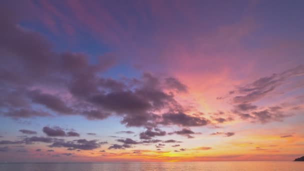 時間経過甘い夕日の風景自然の雲の驚くべき光空 雲が夕日の美しい空に移動します 高品質のビデオ4K — ストック動画