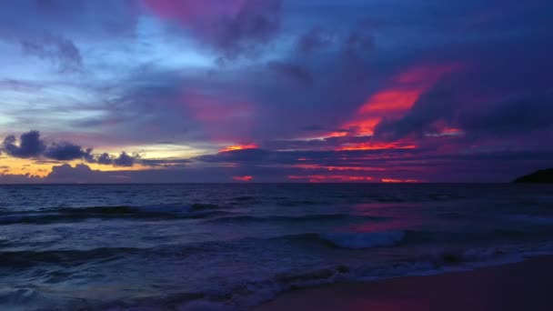 Antenn Utsikt Vacker Himmel Ovanför Karon Stranden Phuket Thailand Färgglada — Stockvideo