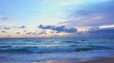 Güzel okyanus ve gökyüzü arkaplanı. Gün batımı ya da gün doğumu gökyüzü