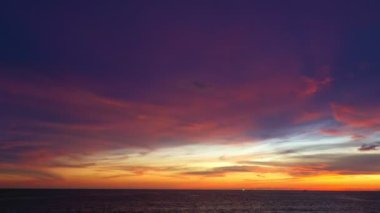 .Beyaz Phuket kumsalında hava manzaralı deniz dalgaları pürüzsüz bir döngü oluşturuyor. - Gün batımında dalgalar sahile doğru sürüklendi. - Evet. Mavi deniz ve temiz kum manzarası. sarı gökyüzü arkaplanı..