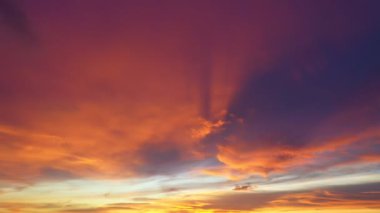 .Beyaz Phuket kumsalında hava manzaralı deniz dalgaları pürüzsüz bir döngü oluşturuyor. - Gün batımında dalgalar sahile doğru sürüklendi. - Evet. Mavi deniz ve temiz kum manzarası. sarı gökyüzü arkaplanı..