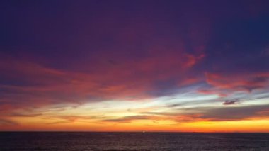 .Beyaz Phuket kumsalında hava manzaralı deniz dalgaları pürüzsüz bir döngü oluşturuyor. - Gün batımında dalgalar sahile doğru sürüklendi. - Evet. Mavi deniz ve temiz kum manzarası. sarı gökyüzü arkaplanı..