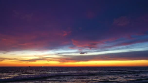 航海家观察海浪在白色的普吉岛沙滩上的无缝回旋 日落时一浪接一浪地冲向海岸 是的蓝色的大海 清澈的沙滩 黄天背景 — 图库视频影像