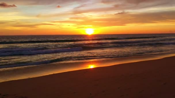 Beyaz Phuket Kumsalında Hava Manzaralı Deniz Dalgaları Pürüzsüz Bir Döngü — Stok video