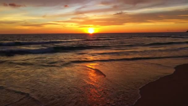Beyaz Phuket Kumsalında Hava Manzaralı Deniz Dalgaları Pürüzsüz Bir Döngü — Stok video
