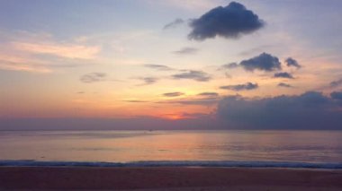 Okyanus bulutlarının üzerindeki hava manzaralı gün batımı Karon sahilindeki Phuket Tayland 'da gün batımında okyanusu kaplıyor. video 4K. Gökyüzünde tatlı sarı ışık manzarası.