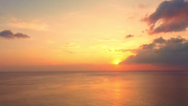 Letecké Scenérie Západ Slunce Nad Oceánem Mraky Pokrývají Oceán Během — Stock video