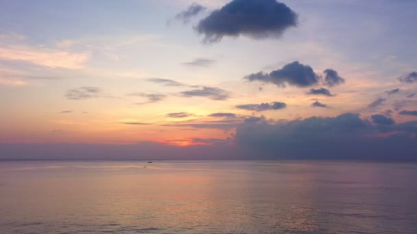 海の雲の上の空中風景夕日は カロンビーチプーケットタイの日没でカラフルな雲の中に海をカバーしています ビデオ4K 空の背景に甘い黄色の光のシーン — ストック動画
