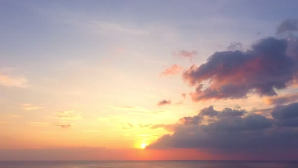 Letecké Scenérie Západ Slunce Nad Oceánem Mraky Pokrývají Oceán Během — Stock video