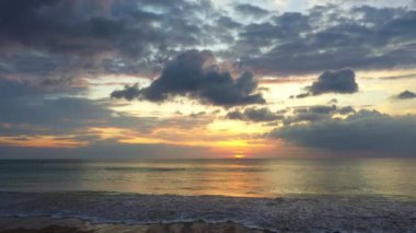 Görkemli gün batımının ya da güneşin doğuşunun hava görüntüsü doğanın muhteşem ışığı bulutların gökyüzü ve bulutların hareketli koyu renk günbatımı bulutları görüntüsü. Doğanın arka planı.