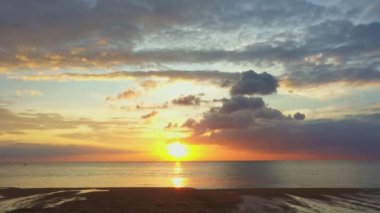 Görkemli gün batımının ya da güneşin doğuşunun hava görüntüsü doğanın muhteşem ışığı bulutların gökyüzü ve bulutların hareketli koyu renk günbatımı bulutları görüntüsü. Doğanın arka planı.