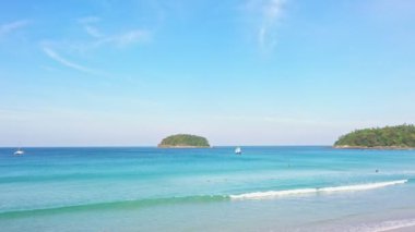 Hava görüntüsü dalgalar halinde sahile doğru sürüklendi. Sahildeki turkuaz deniz kumu ve dalgaların manzarası. Mavi deniz, Kata Sahili 'nde dalgalar, Phuket Tayland. 