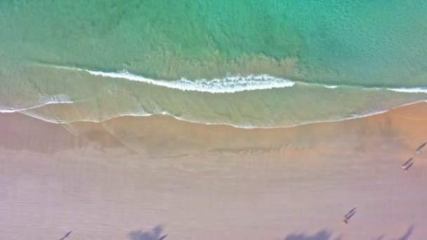 Eine Welle Nach Der Anderen Schwappte Auf Das Ufer Landschaften — Stockvideo