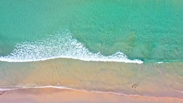 空中トップビュー波が海岸に向かって掃引した後の波 夏の日にビーチターコイズブルーの海の砂と波の風景 ビーチの海のスペースエリア 青い海 カタビーチで波がクラッシュ プーケットタイ — ストック動画