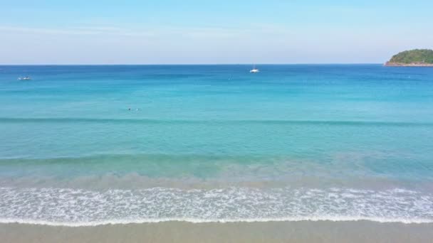Luchtzichtgolf Golf Stroomde Naar Kust Landschappen Uitzicht Het Strand Turquoise — Stockvideo