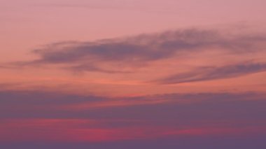 Okyanusun üzerinde mor günbatımında sarı güneş. 4K deniz videosunun üzerinde kırmızı gün batımı. Doğa videosu çok kaliteli. Gökyüzünün rengini değiştiren romantik gün batımı sahnesi. 