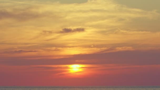 Žluté Slunce Purpurovém Západu Slunce Nad Oceánem Červený Západ Slunce — Stock video