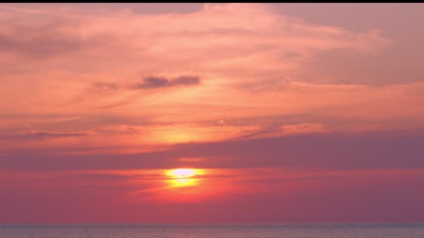 黄色的太阳 紫色的日落在海面上 红色的日落在海洋视频4K上 自然录像高品质的镜头 多彩的浪漫天空日落与天空背景色彩的变化 — 图库视频影像