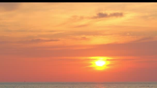 Timelapse Hermoso Sol Amarillo Que Baja Mar Atardecer Majestuosa Vista — Vídeo de stock