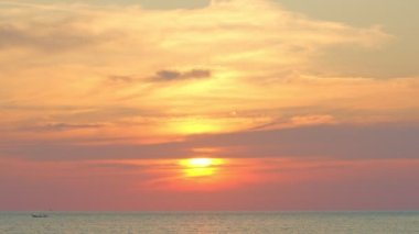 Günbatımında okyanusun üstünde nefes kesici bir gökyüzü. Karon Sahili 'nde mor günbatımında sarı gökyüzü manzarası. Gradyan rengi. Sarı gökyüzü dokusu, soyut doğa arkaplanı.