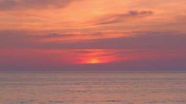 Günbatımında okyanusun üstünde nefes kesici bir gökyüzü. Karon Sahili 'nde mor günbatımında sarı gökyüzü manzarası. Gradyan rengi. Sarı gökyüzü dokusu, soyut doğa arkaplanı.