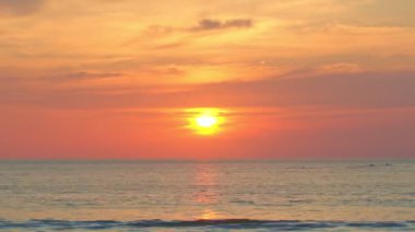 Günbatımında okyanusun üstünde nefes kesici bir gökyüzü. Karon Sahili 'nde mor günbatımında sarı gökyüzü manzarası. Gradyan rengi. Sarı gökyüzü dokusu, soyut doğa arkaplanı.