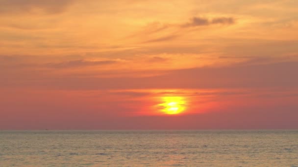 Impresionante Cielo Sobre Océano Puesta Del Sol Escena Colorido Cielo — Vídeos de Stock