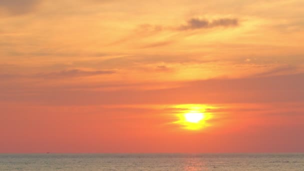 夕阳西下的海面上 天空令人惊叹 在卡隆海滩上 艳丽的黄空在紫色的夕阳中映衬着 黄天纹理 抽象的自然背景 — 图库视频影像