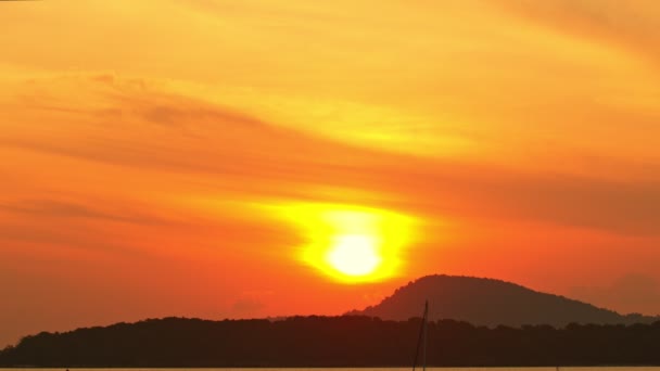 Приголомшливе Жовте Сонце Червоному Небі Над Островом Сході Сонця Сцена — стокове відео