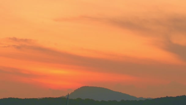 Приголомшливе Жовте Сонце Червоному Небі Над Островом Сході Сонця Сцена — стокове відео