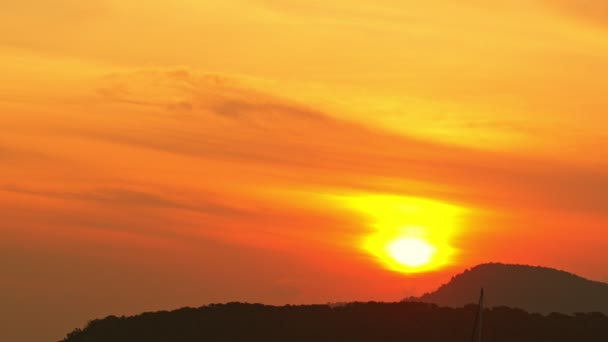 Güneşin Doğuşuyla Adanın Üzerindeki Kırmızı Gökyüzünde Çarpıcı Sarı Güneş Renkli — Stok video