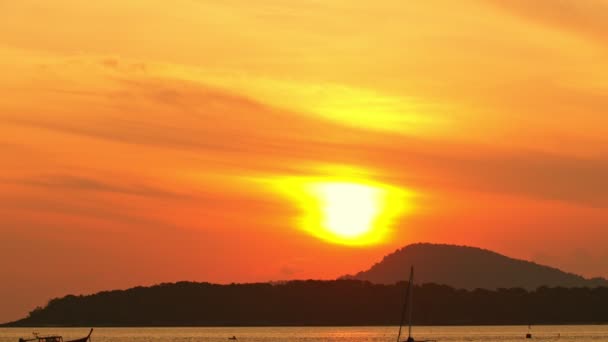 日の出の島の上の赤い空に美しい黄色の太陽 カラフルなロマンチックな空の日の出のシーン グラデーションの色 — ストック動画