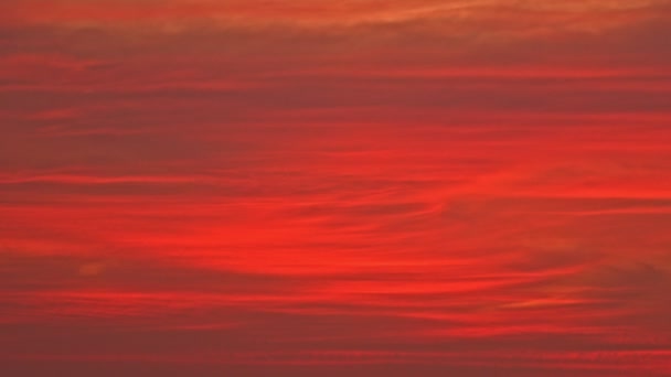 Ufkun Üzerindeki Alacakaranlıkta Kırmızı Gökyüzü Sahnesi Deniz Videosundaki Kırmızı Gün — Stok video