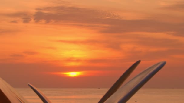 Sol Que Cae Hacia Mar Medio Tablas Surf Playa Phuket — Vídeo de stock