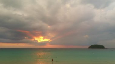 Hava manzaralı Phuket plajı Tayland denizi. Yaz günü kumsal deniz kum ve gökyüzü manzarası. Deniz boşluğu. Deniz meltemi, dalgalar sahile çarpıyor. Karon Sahili, Phuket, Tayland. 