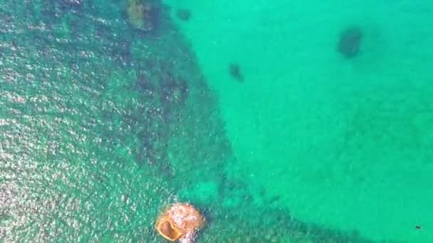 Färgglada Turkosa Havet Strålande Färg Havsstruktur Abstrakt Natur Bakgrund Antenn — Stockvideo