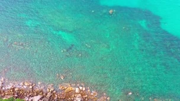 多彩的绿松石海 色彩艳丽 海洋纹理 抽象的自然背景 在普吉海的空中俯瞰平缓的海浪击中了岩石 彩海光线和其他大气效应 — 图库视频影像