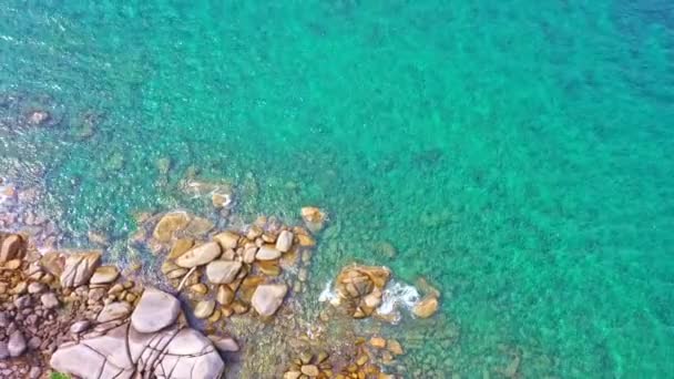 空中俯瞰五彩斑斓的大海 色彩艳丽 平缓的海浪冲击着普克的岩石 具有强烈的彩色海光和其他大气效应 — 图库视频影像