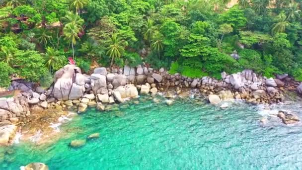 Aerial View Turquoise Sea Rock Green Forest Foot Hill Rocks — Wideo stockowe